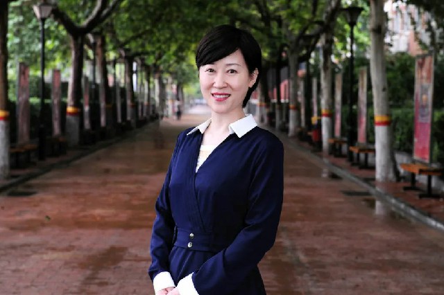 重磅石家庄外国语学校党总支副书记李红霞荣获全国三八红旗手